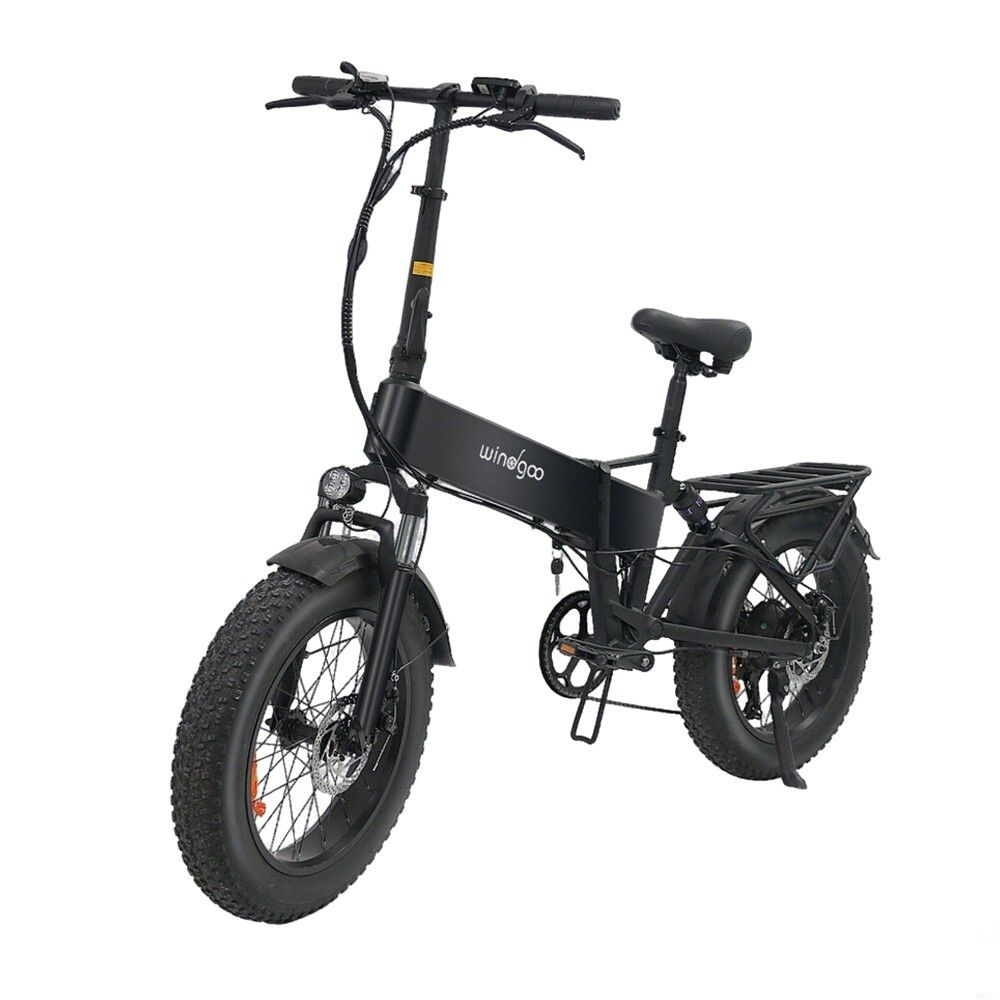 Schwarzes E-Bike mit breiten Reifen, Gepäckträger und Frontscheinwerfer. Der Schriftzug "windgoo" ist auf dem Rahmen zu sehen.