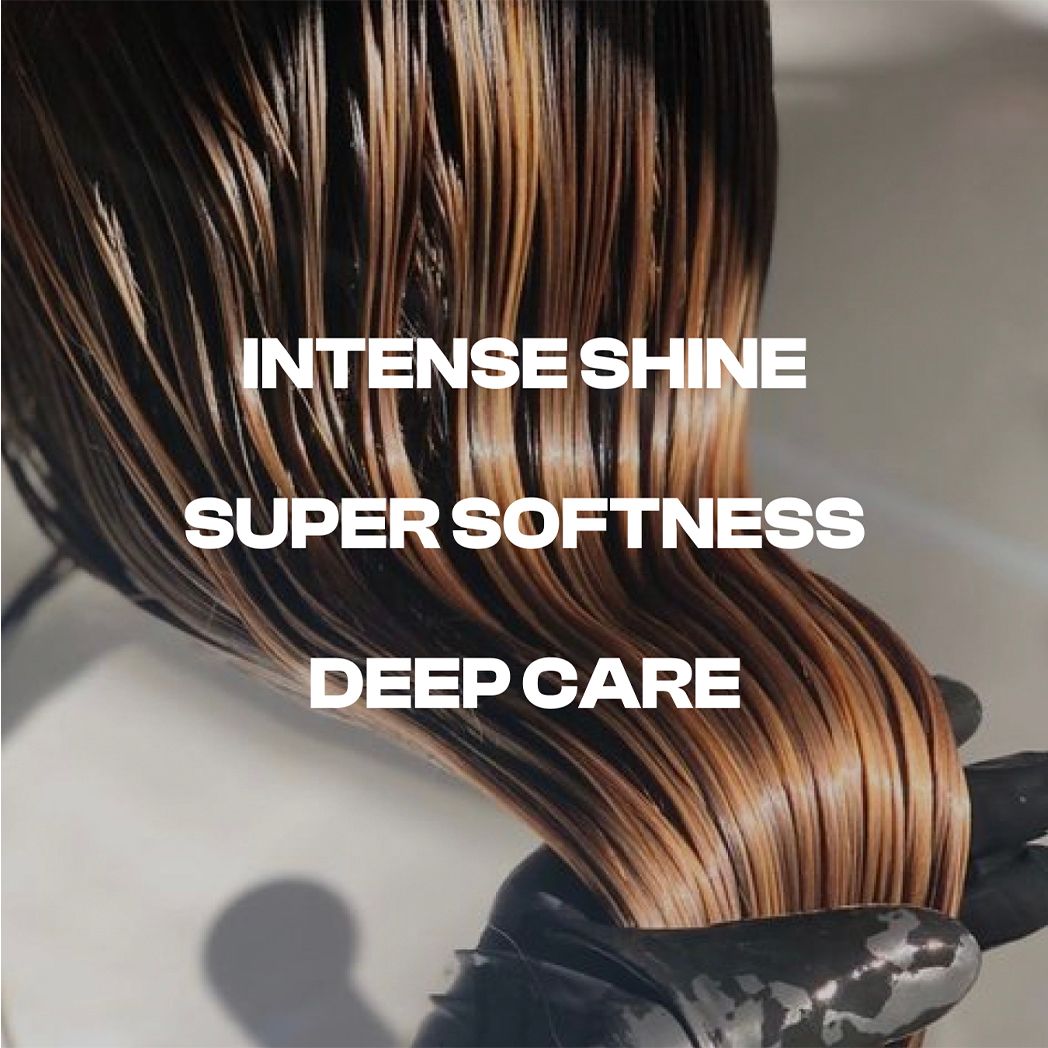 Haarsträhne mit Text: INTENSE SHINE, SUPER SOFTNESS, DEEP CARE. Schwarzer Handschuh.
