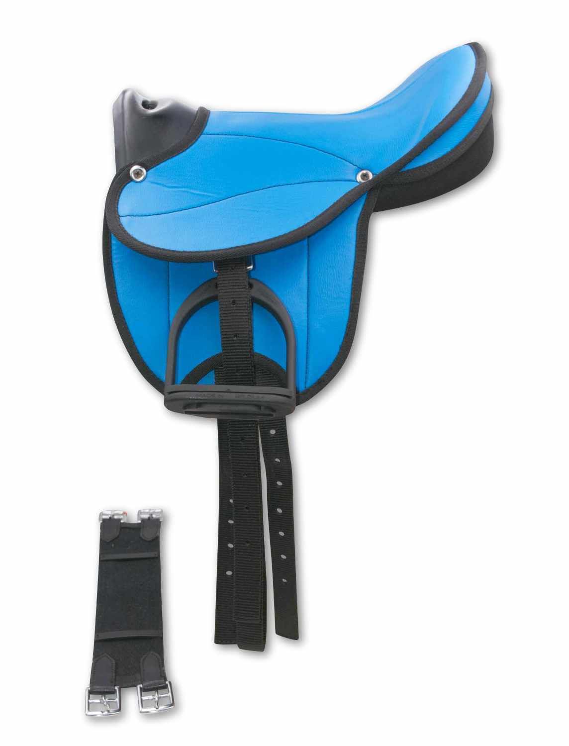 Blauer Pony-Shettysattel mit schwarzen Steigbügeln und Riemen. Schwarzer Bauchgurt. Metallverschlüsse.