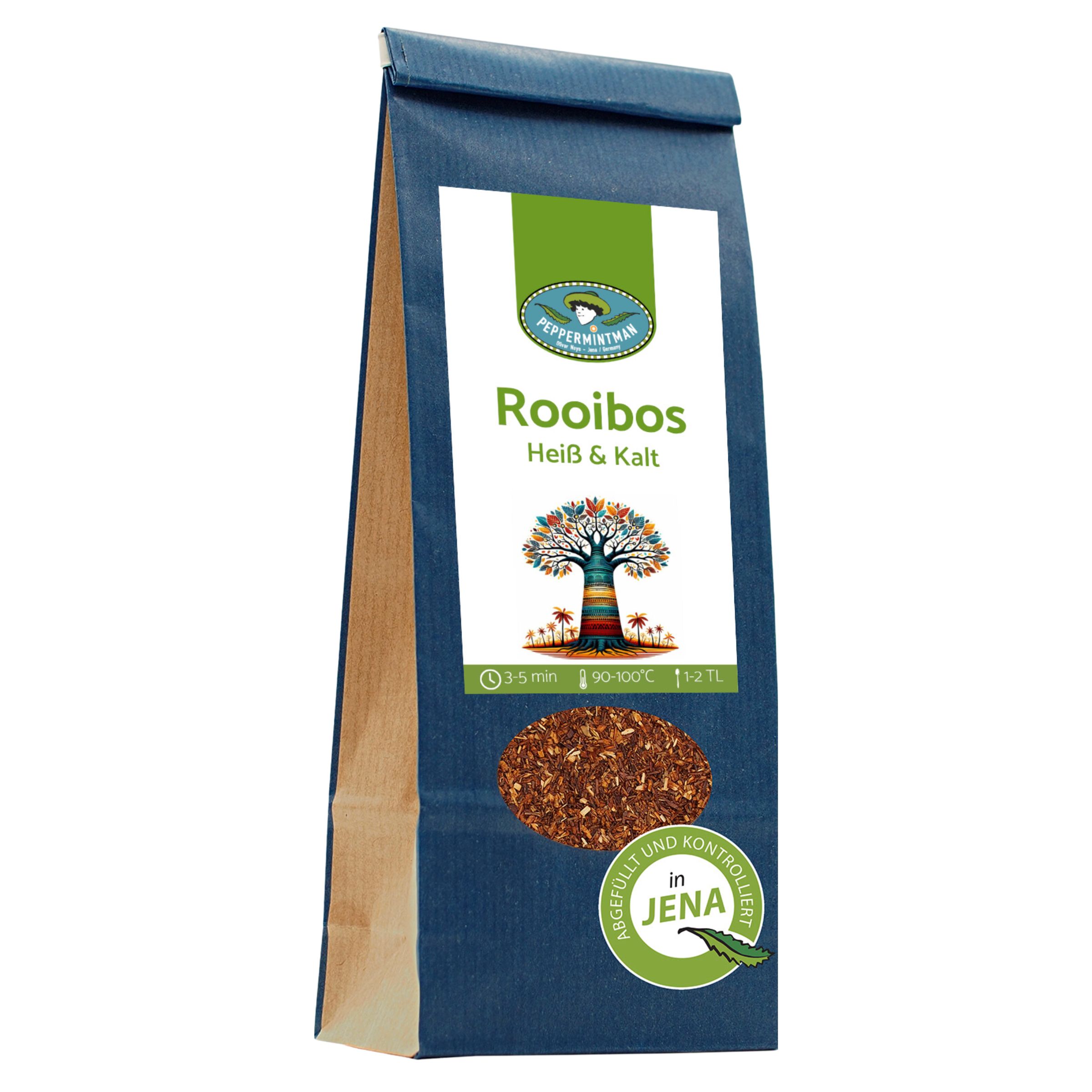 Verpackung von PEPPERMINTMAN Rooibos Tee. Blaue Papiertüte mit Fenster. Text: Rooibos, Heiß & Kalt. Logo und Baum-Illustration. Siegel: Abgefüllt und kontrolliert in Jena.