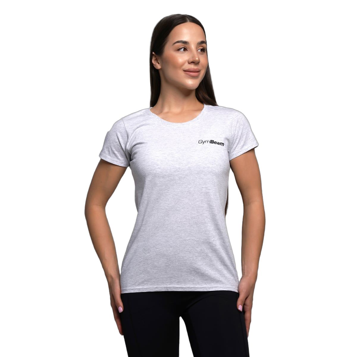 Eine Frau trägt ein Heather Grey Damen T-Shirt mit rundem Ausschnitt und kurzen Ärmeln. Dezentes GymBeam Logo.