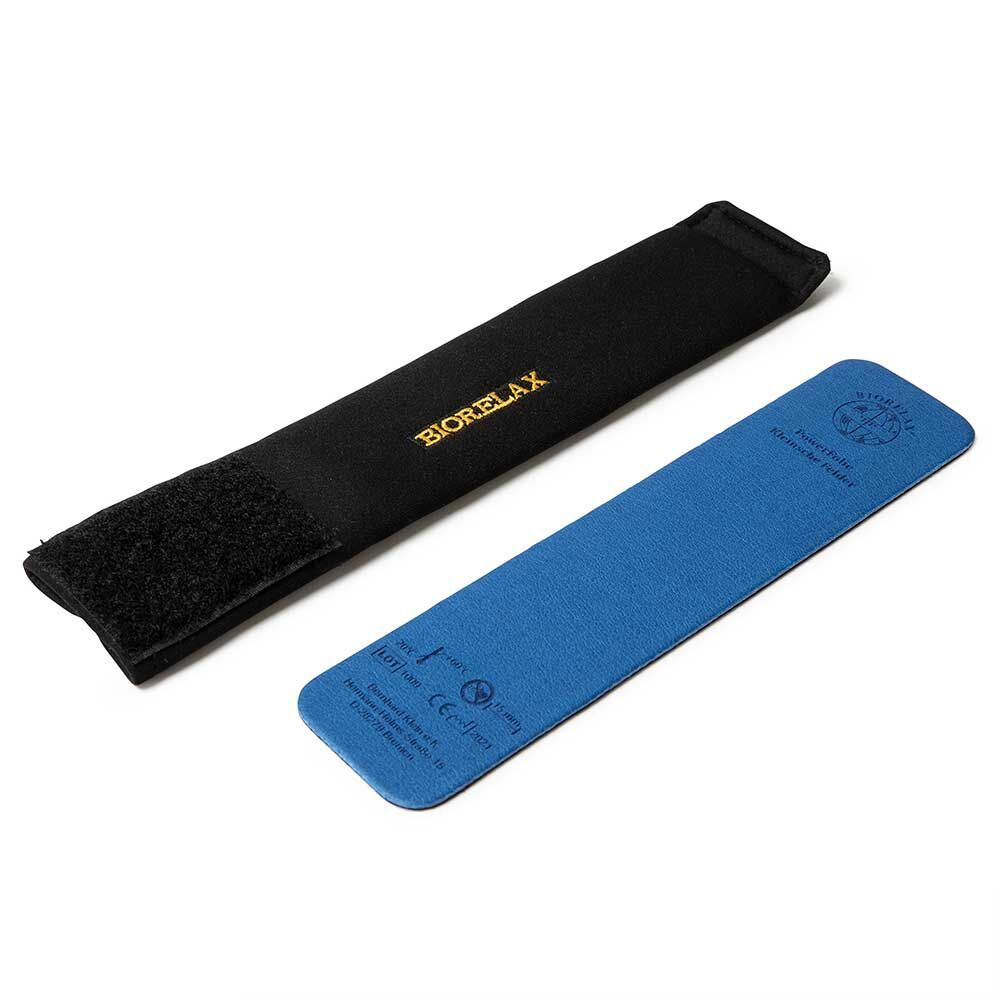 Schwarze Manschette mit Klettverschluss und goldener Aufschrift BIORELAX. Blaues Pad. Logo Kleinsche Felder.