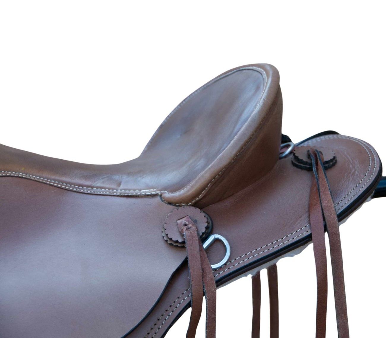 Nahaufnahme eines braunen Westernsattels. Detailansicht der Sitzfläche und der Nähte.