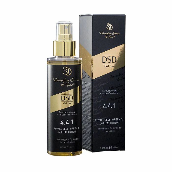 DSD de Luxe 4.4.1 Lotion. Flasche mit Sprühkopf und Verpackung. Schwarzes Design mit goldenen Akzenten. Produktbezeichnung und Logo.