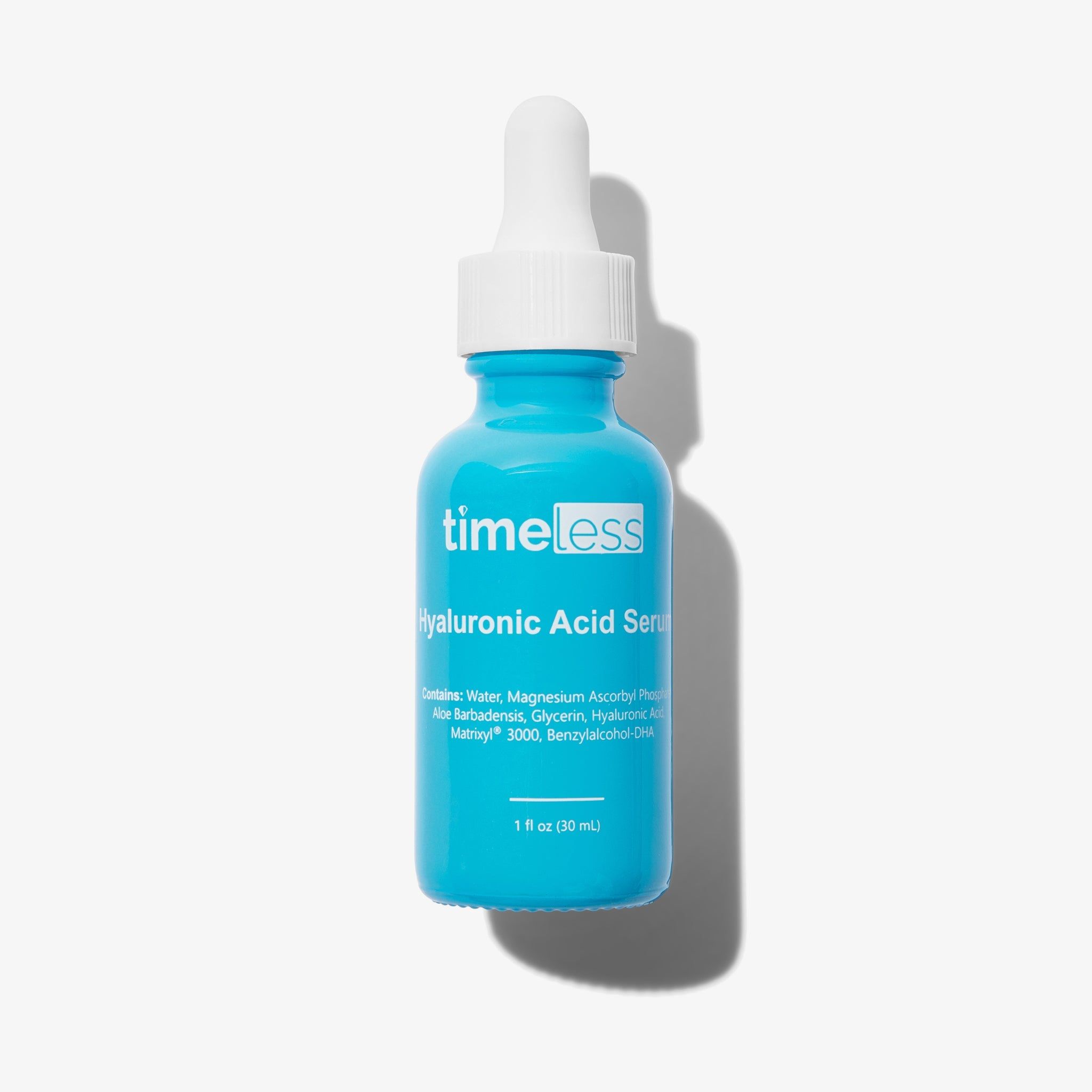 Türkisblaue Flasche mit weißem Deckel. Aufschrift: timeless, Hyaluronsäure Serum. Enthält: Wasser, Magnesium Ascorbyl Phosphat, Aloe Barbadensis.