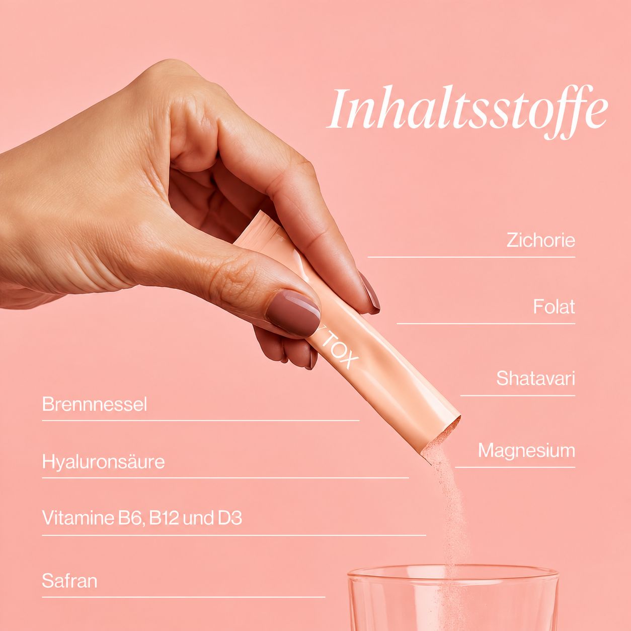 Hand schüttet Pulver aus "TOX" Beutel in ein Glas.