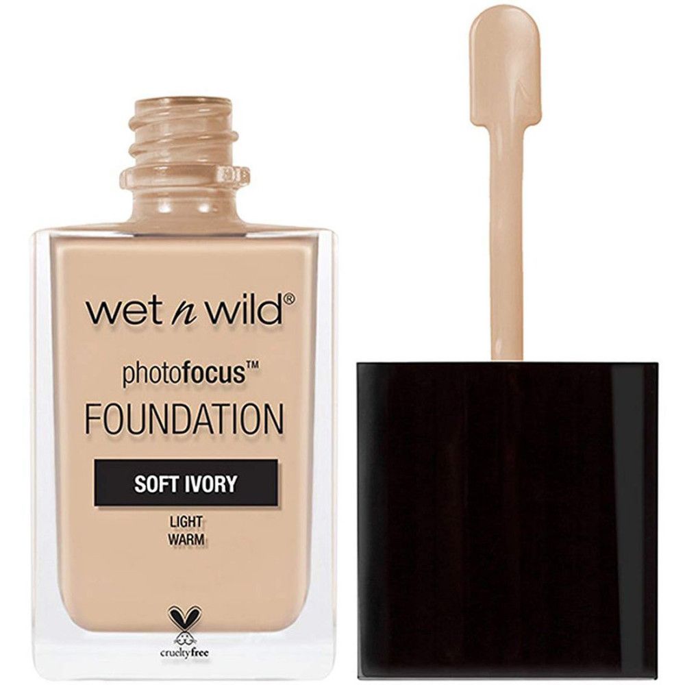 Wet n Wild Photofocus Foundation. Flasche mit Applikator. Farbton Soft Ivory. Cruelty Free Logo. Helle, warme Farbe.