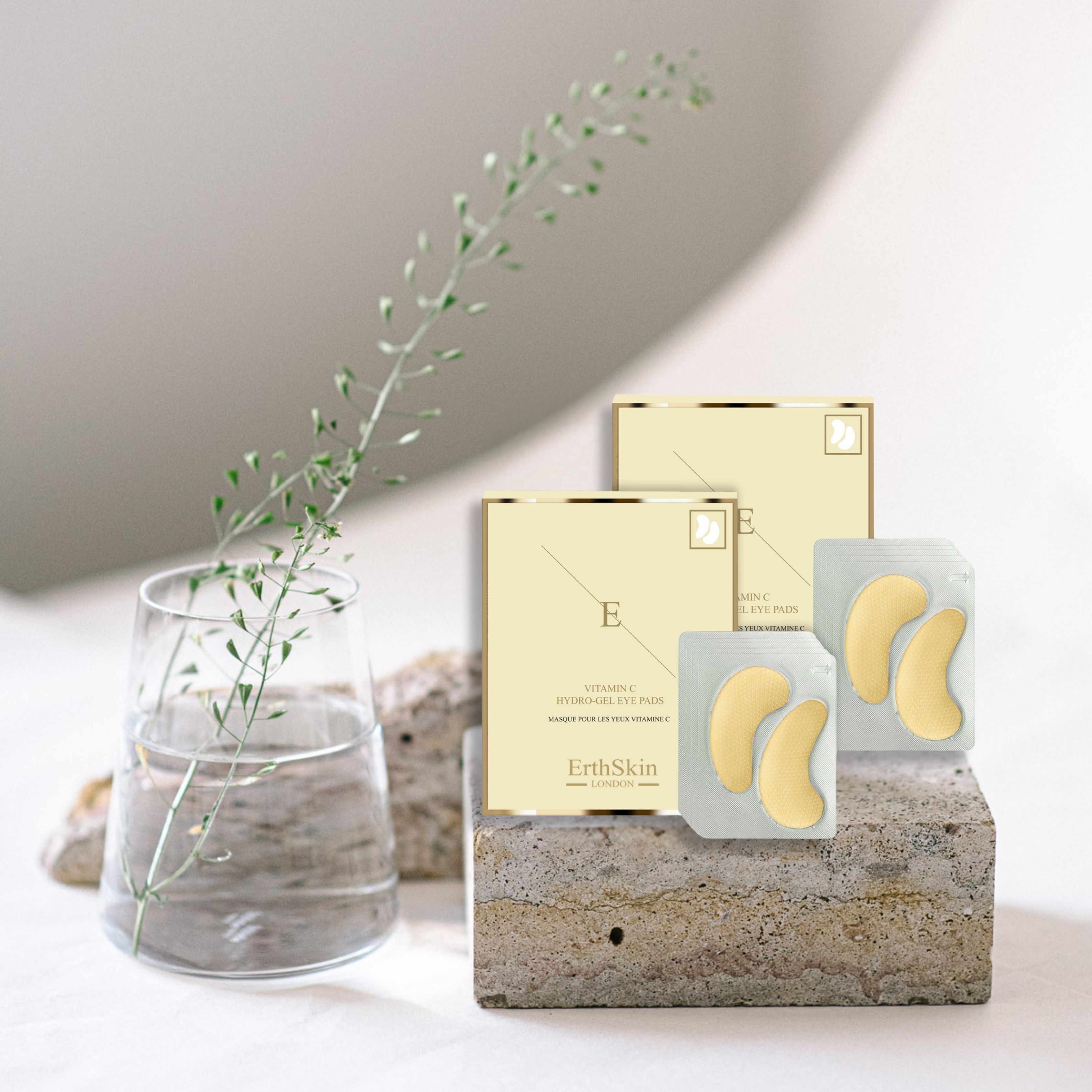 ErthSkin London Augenpads-Set. Zwei Kartons, zwei Blisterpackungen mit Augenpads. Gelbe Augenpads. Goldfarbene Verpackung mit Schriftzug.