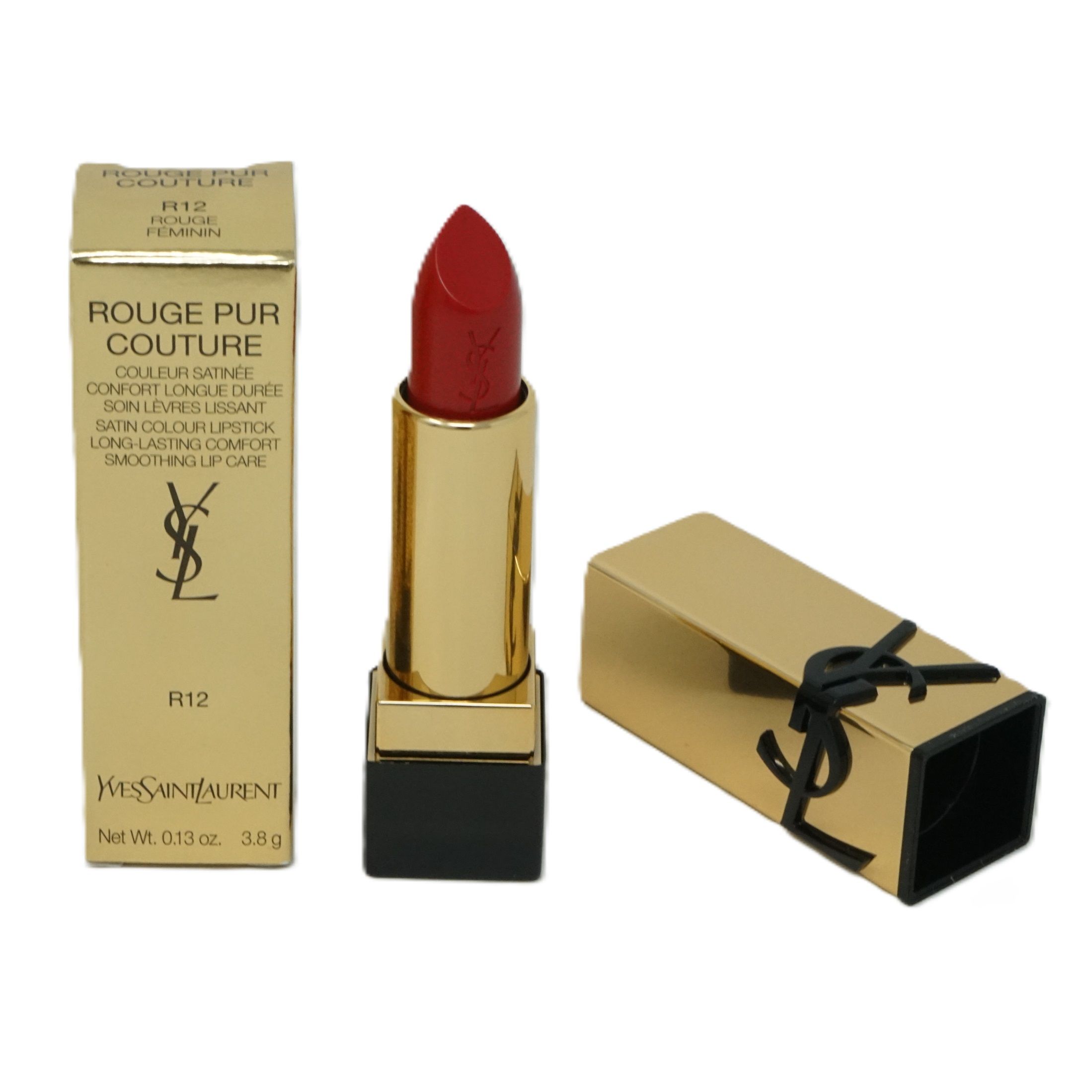 Roter Lippenstift und goldene Verpackung. Aufschrift: Yves Saint Laurent Rouge Pur Couture R12. Schwarze Schleife auf der Verpackung.