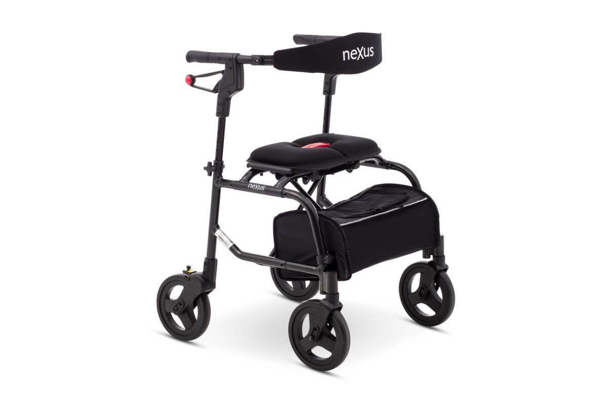 Anthrazitfarbener Rollator mit vier Rädern, Sitzfläche und Einkaufstasche. Nexus-Logo sichtbar.