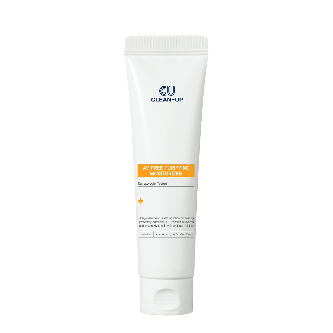 Weiße Tube mit "CU CLEAN-UP"-Logo und orangefarbenem Streifen mit "AV FREE PURIFYING MOISTURIZER"-Text. Dermatologisch getestet.