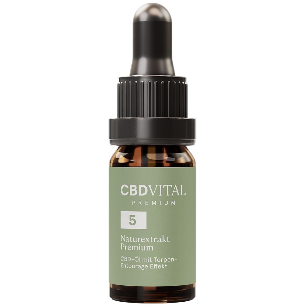 Braune Tropfflasche mit schwarzem Deckel. Aufschrift: CBDVITAL PREMIUM 5 Naturextrakt. Enthält CBD-Öl.