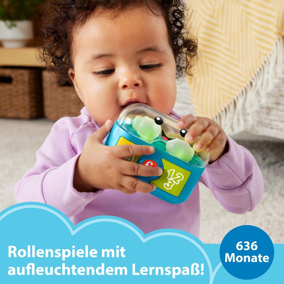 Baby spielt mit blau-gelbem Spielzeug. Text: Rollenspiele mit aufleuchtendem Lernspaß! 636 Monate.
