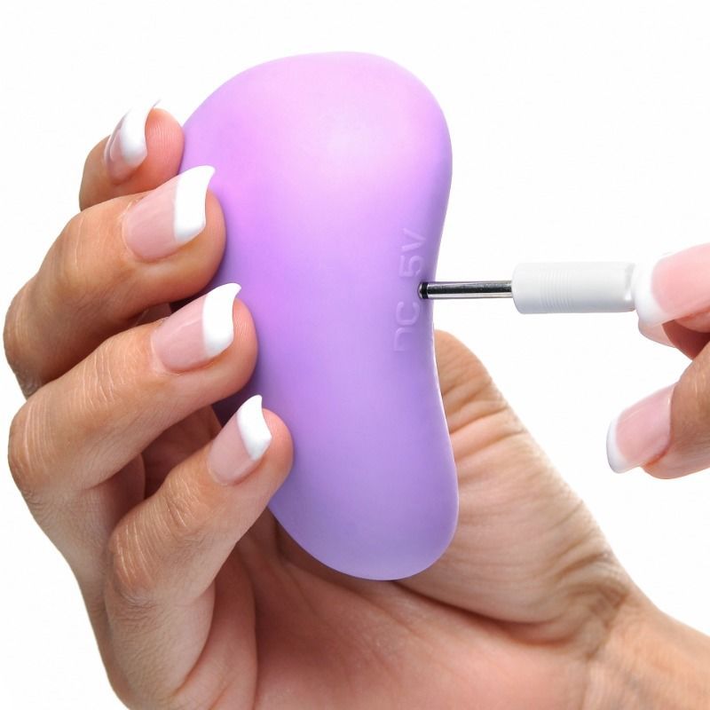 Laden des lila Vibrators mit Ladekabel
