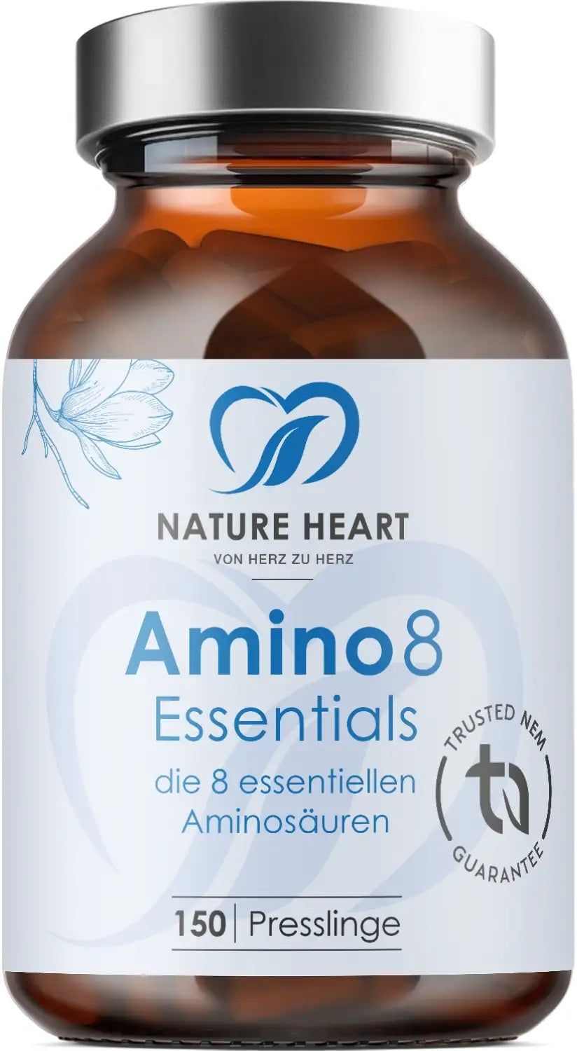 Braune Glasflasche mit weißem Etikett. Aufschrift: Amino 8 Essentials, 150 Presslinge. Logo: Nature Heart. Siegel: Trusted NEM Guarantee.