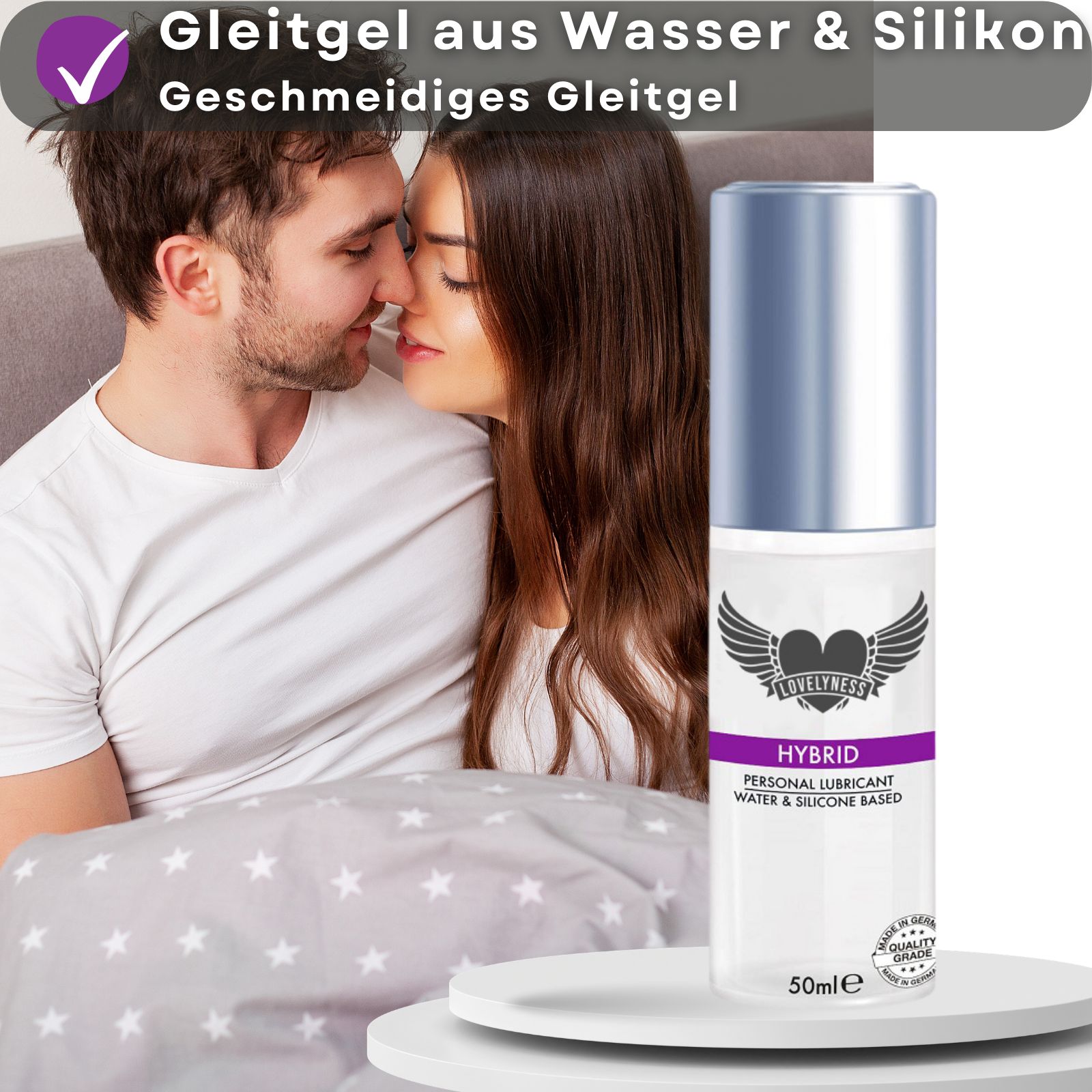 Gleitgel-Flasche. Text: Hybrid, Wasser/Silikonbasis. Mit Logo. 50ml. Paar im Hintergrund.