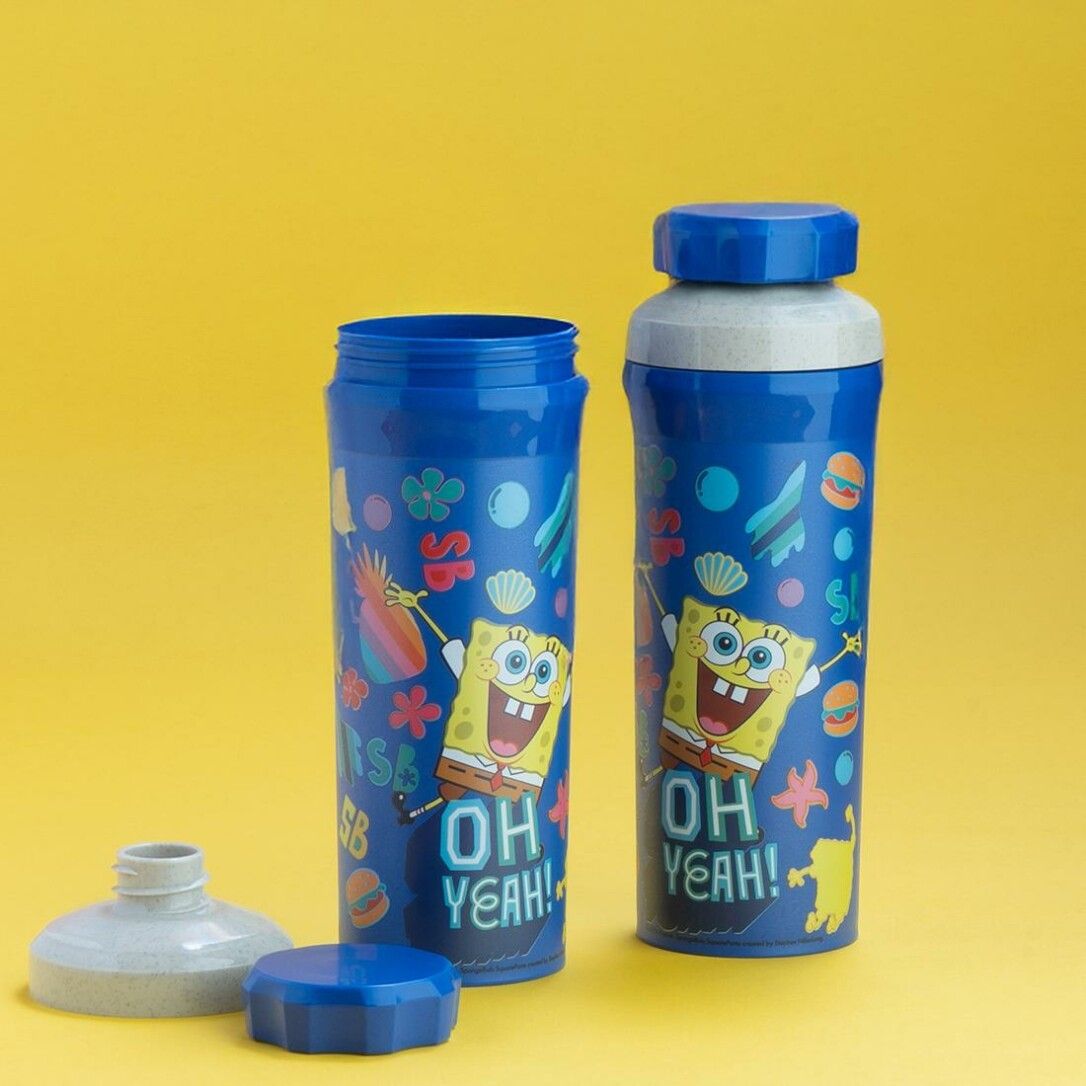 Blaue Trinkflasche mit Schraubverschluss. Aufdruck mit Spongebob-Motiv und Schriftzug "OH YEAH!".