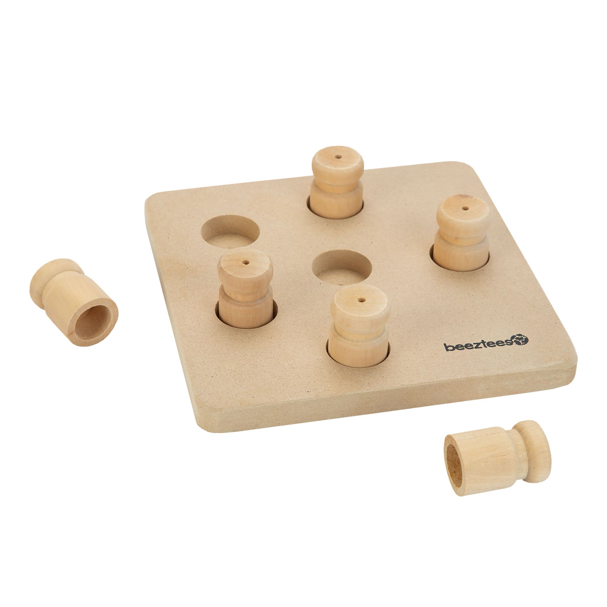 Holzbrett mit Löchern und Stiften. Zwei Stifte liegen daneben. Marke Beeztees.