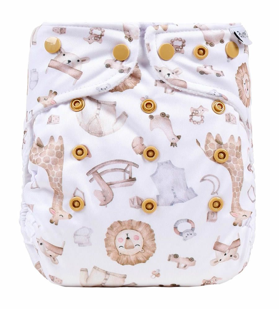 Weiße Stoffwindel mit Tier-Motiven und Druckknöpfen. Gelbe Druckknöpfe. Aufdrucke: Giraffe, Löwe, Schaukelpferd. Mehrere Größen.