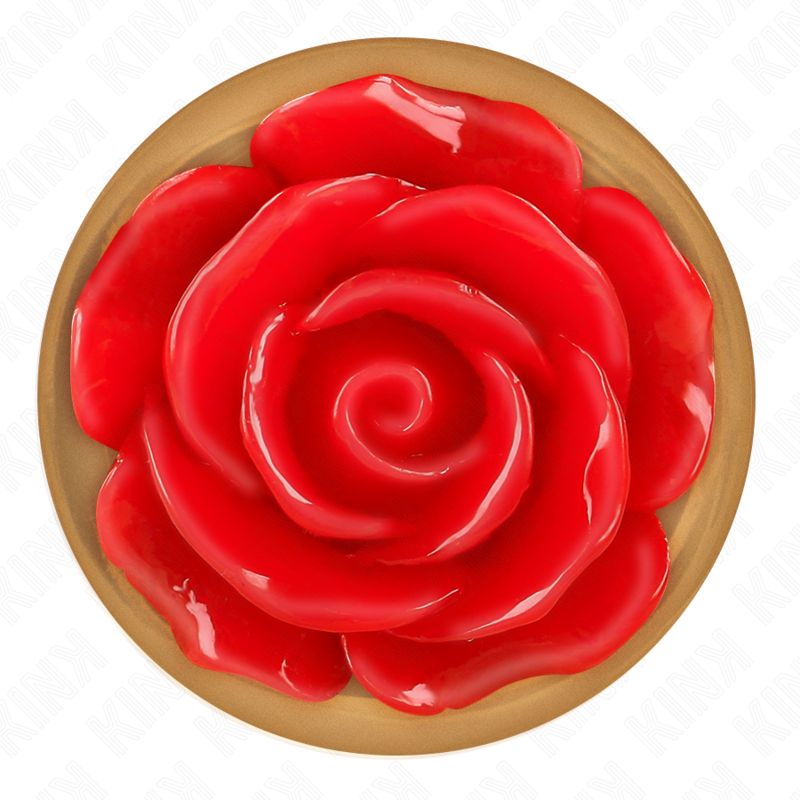 Rote Rosenblüte. Runde Form. Detailansicht der Blütenblätter. Auf goldenem Untergrund.