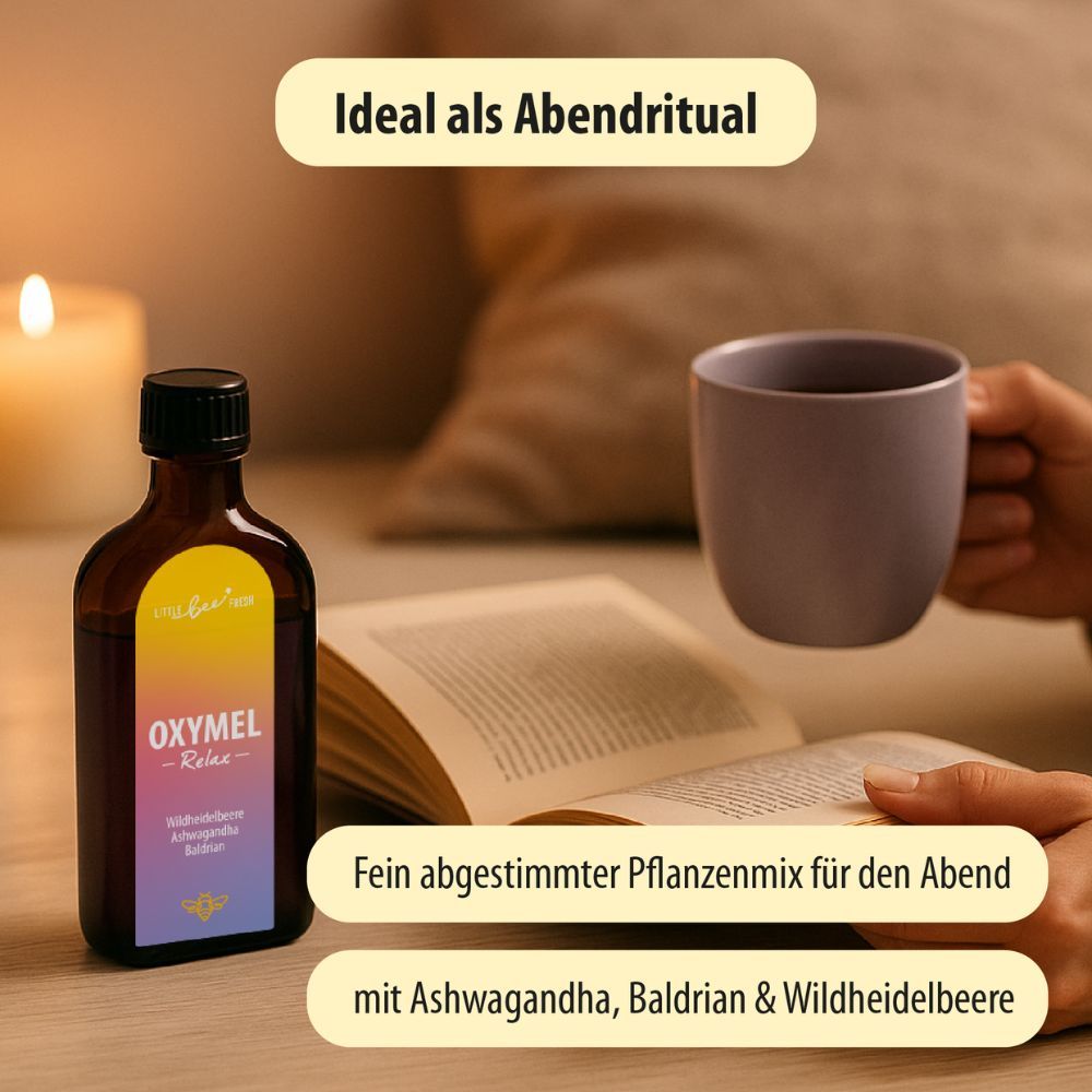 Flasche Oxymel Relax neben Tasse und Buch. Text: Fein abgestimmter Pflanzenmix für den Abend mit Ashwagandha, Baldrian & Wildheidelbeere.