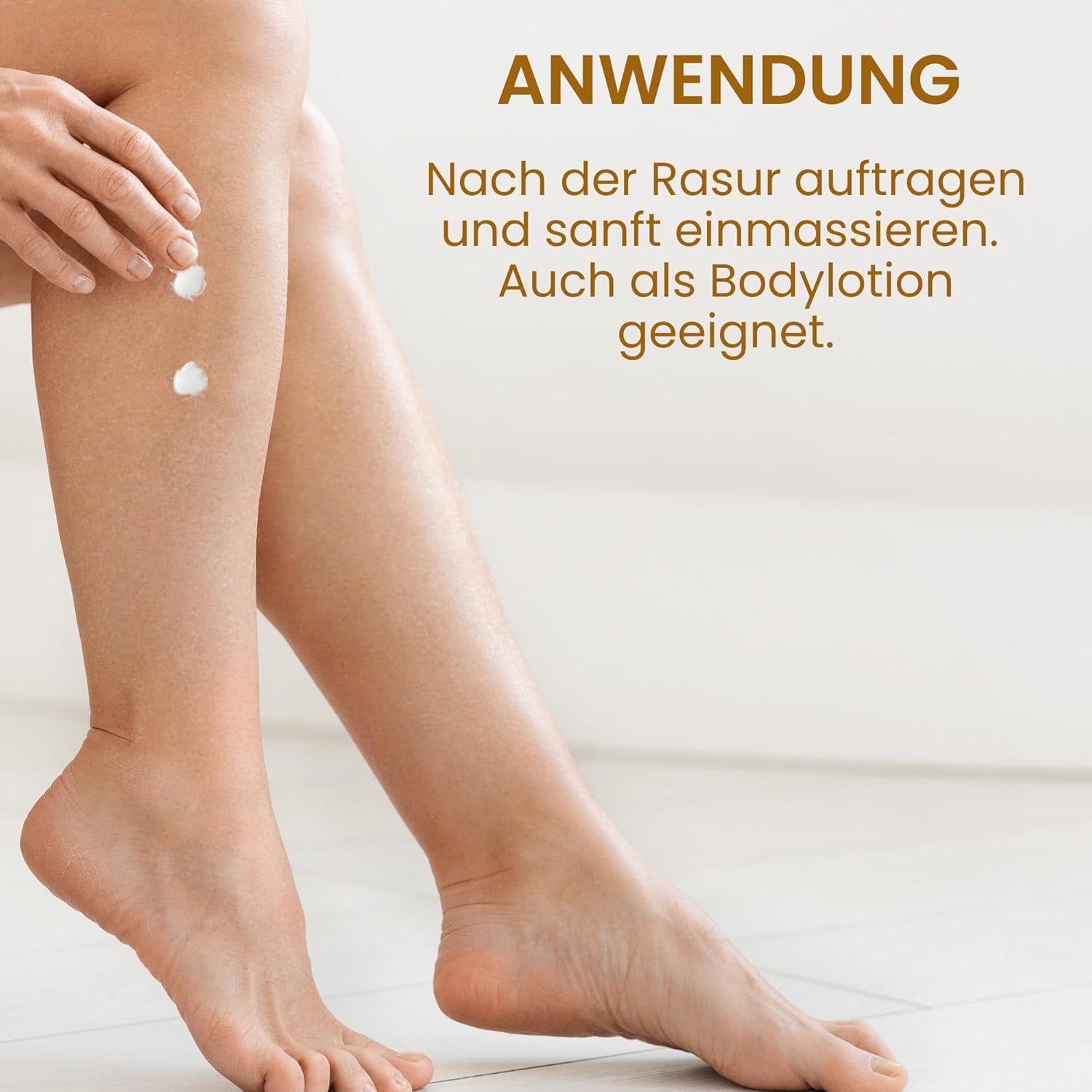 Beine mit Creme. Text: Anwendung. Nach der Rasur auftragen und sanft einmassieren. Auch als Bodylotion geeignet.