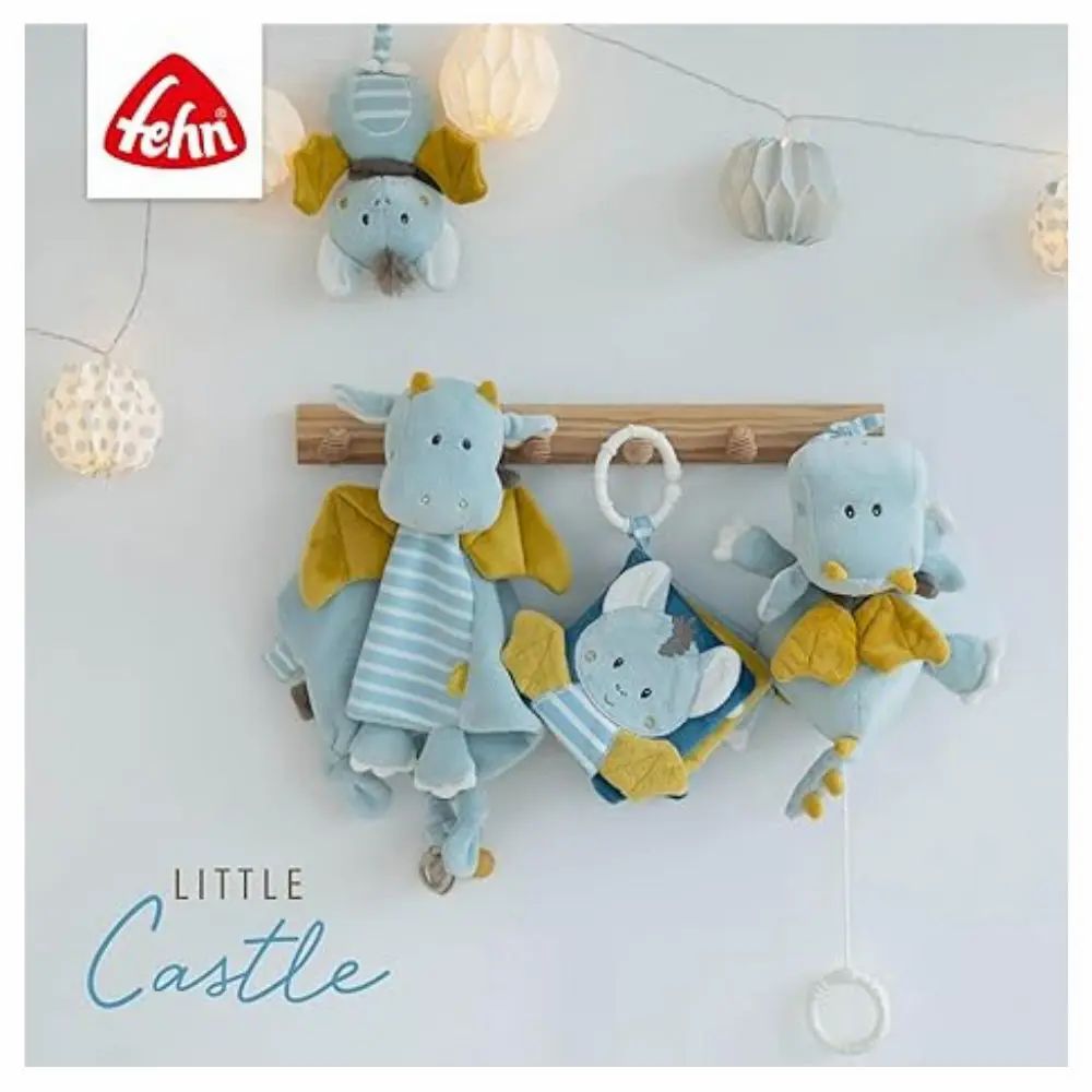 Mehrere Fledermaus-Spieluhren an der Wand. Text: Little Castle. Logo Fehn.