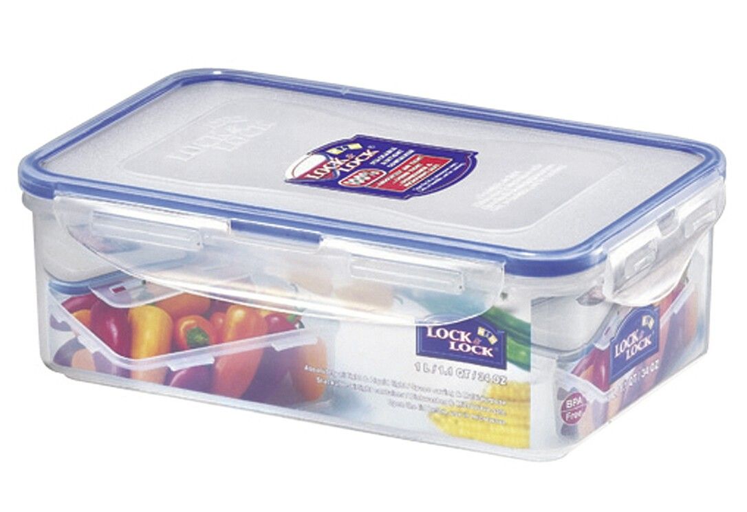 Rechteckige Frischhaltedose mit blauem Deckelrand und transparentem Behälter. Mit Lock & Lock-Logo und Inhalt.