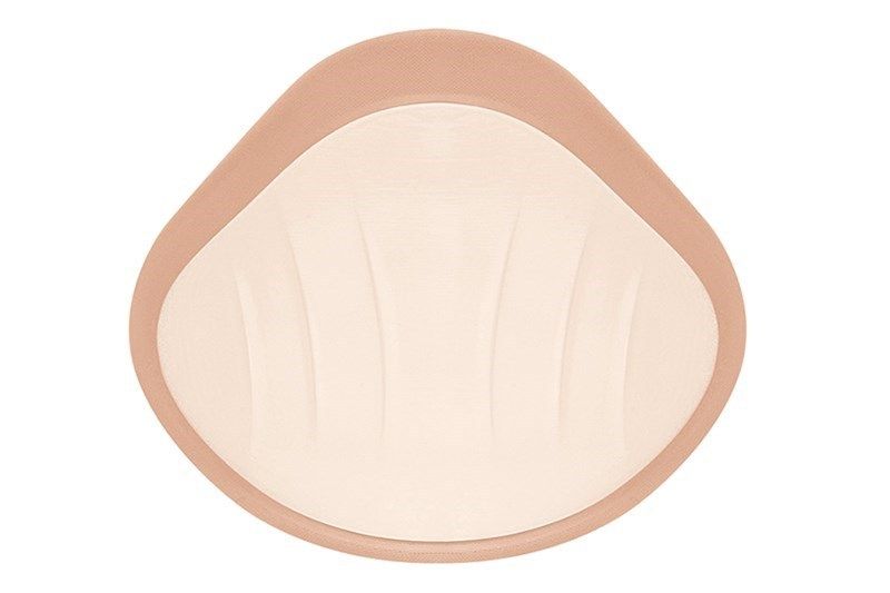 Brustprothese, hautfarben, tropfenförmig. Innenseite mit geriffelter Struktur.