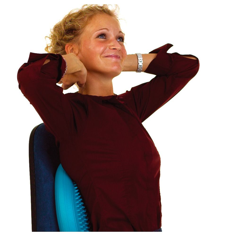 Frau sitzt auf Stuhl, Rückenlehne mit blau-lila Ballkissen. Frau hält Hände am Hinterkopf.