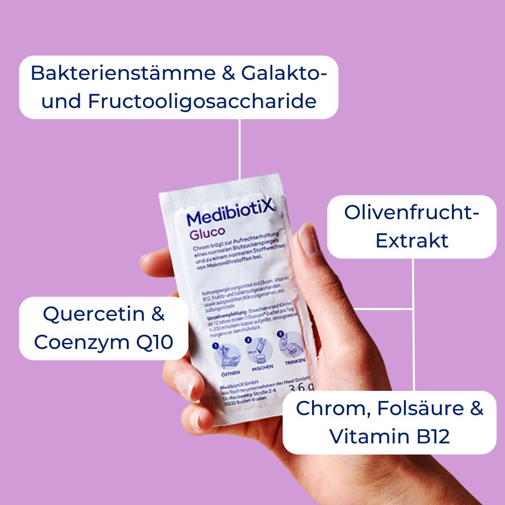 Hand hält eine MedibiotiX Gluco-Packung. Auf der Packung sind Produktname, Inhaltsstoffe und Gesundheitsinformationen aufgedruckt.