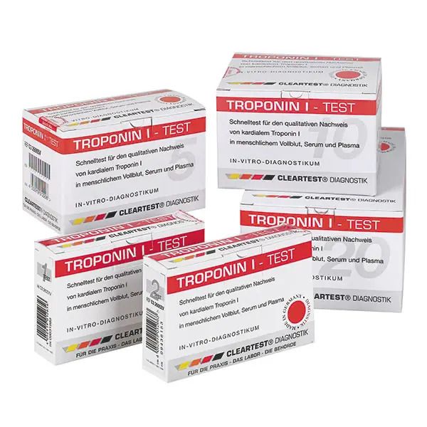 Mehrere Packungen Troponin I-Test. Rote und weiße Kartons mit Text und Logo. In-vitro-Diagnostikum.