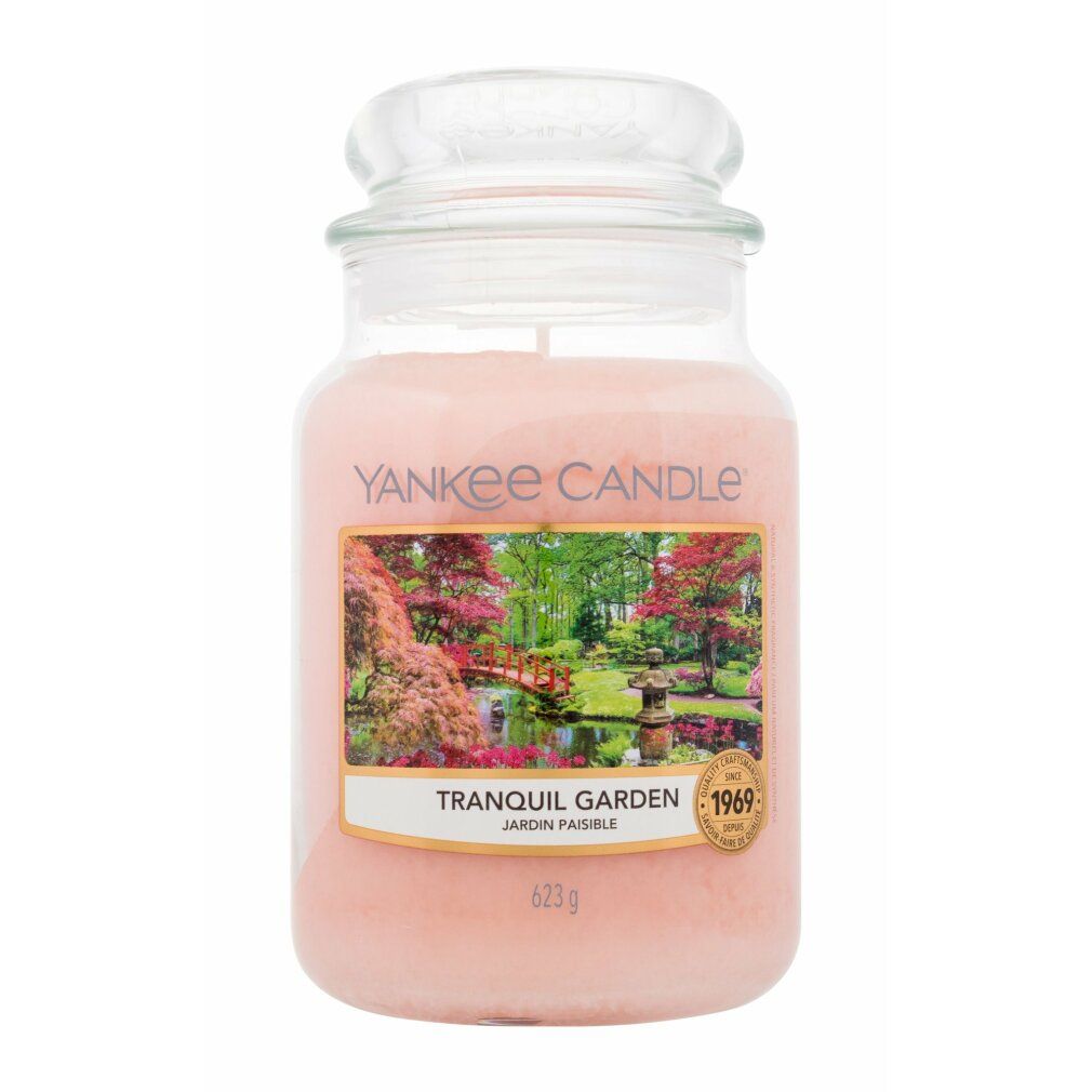 Duftkerze im Glas mit Deckel. Etikett mit Landschaftsmotiv und Schriftzug. Marke: Yankee Candle. Aufschrift: Tranquil Garden, 623g.