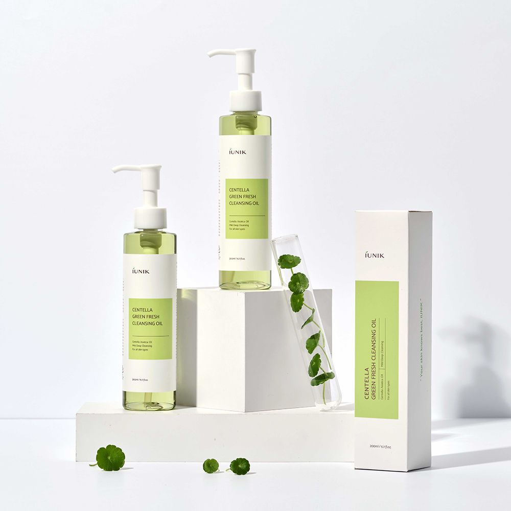 Zwei Flaschen iUNIK Centella Green Fresh Cleansing Oil und eine Box.
