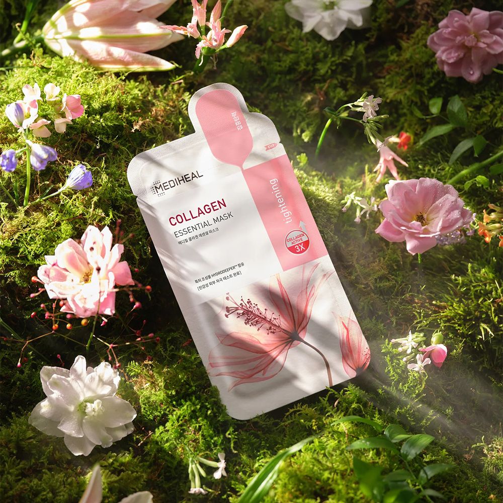 MEDIHEAL Collagen Essential Gesichtsmaske auf Moos und Blumen. Rosa Blütenmuster. Rosa Streifen mit 'tightening' Schriftzug.