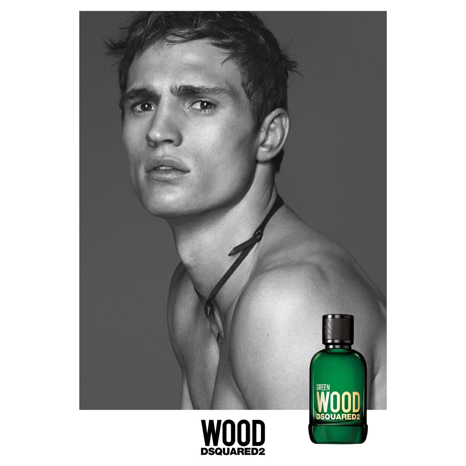 Schwarz-weiß Porträt eines Mannes mit Flakon. Flakon: GREEN WOOD Dsquared2.
