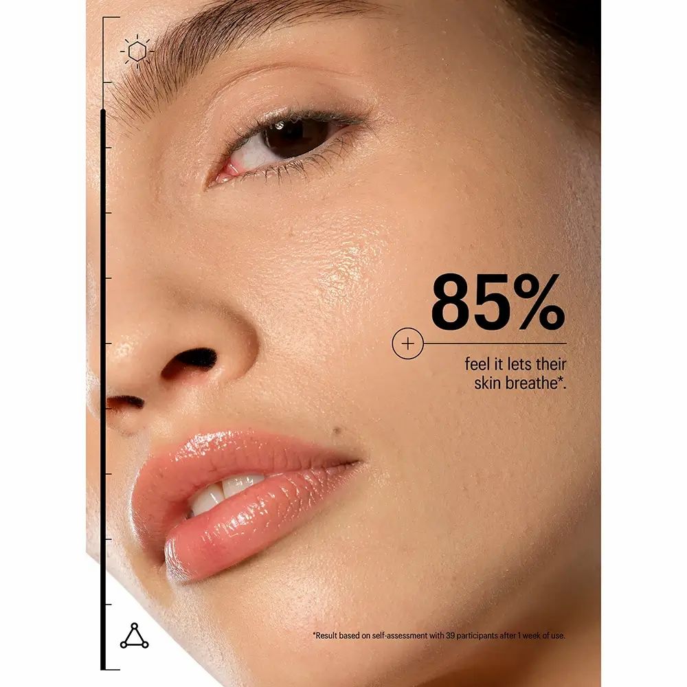 Nahaufnahme eines Gesichts. Text: 85% feel it lets their skin breathe. Mit Symbolen und Text.