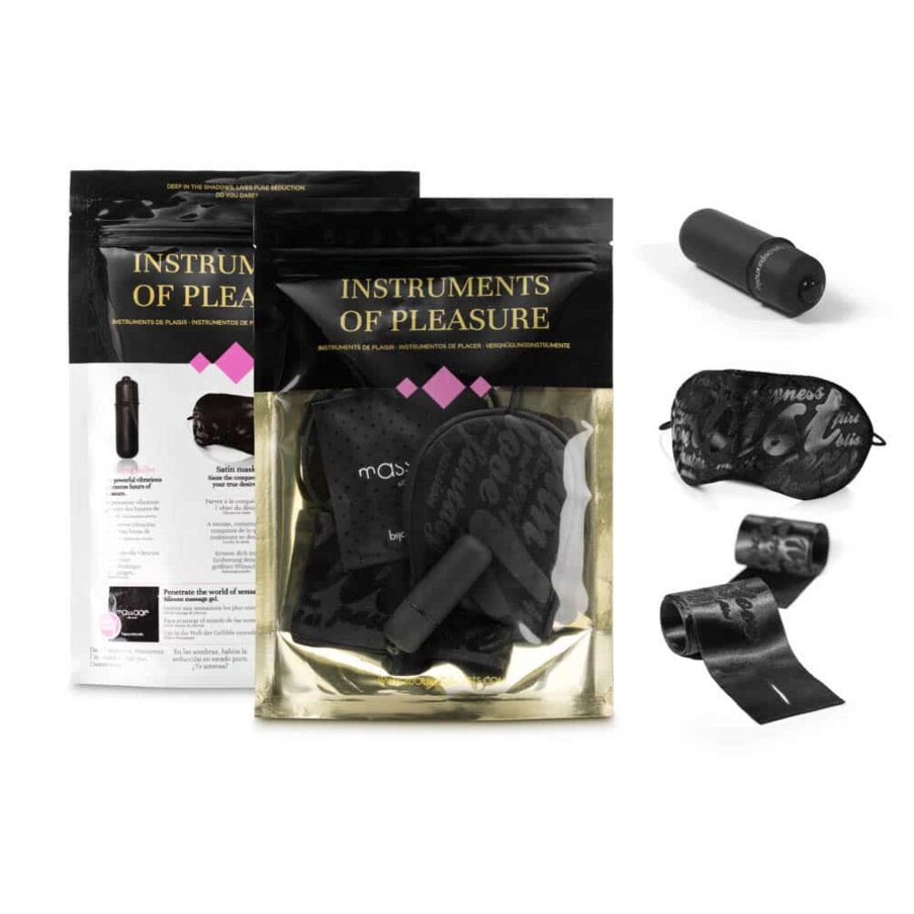 Zwei schwarze Beutel mit Produktnamen. Einzelne schwarze Vibrator, Augenmaske und Band.