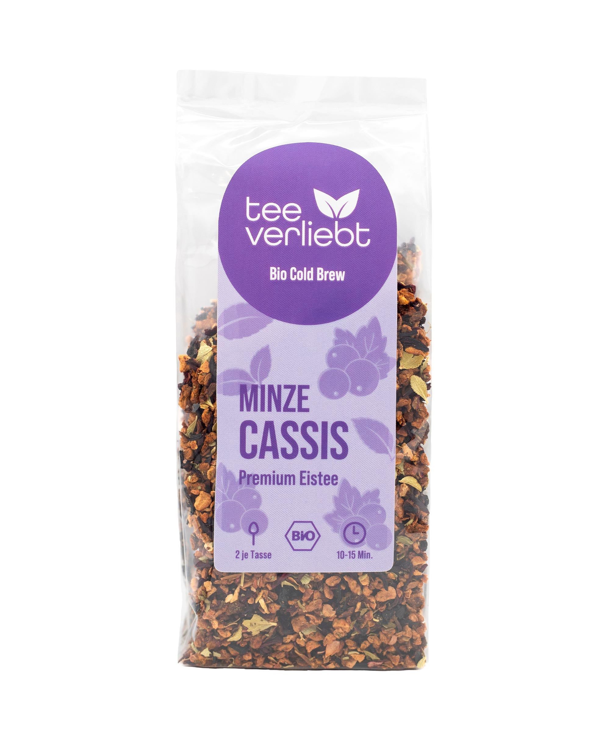 Transparente Verpackung mit Tee. Lila Etikett mit "tee verliebt", "Minze Cassis" und Bio-Siegel.