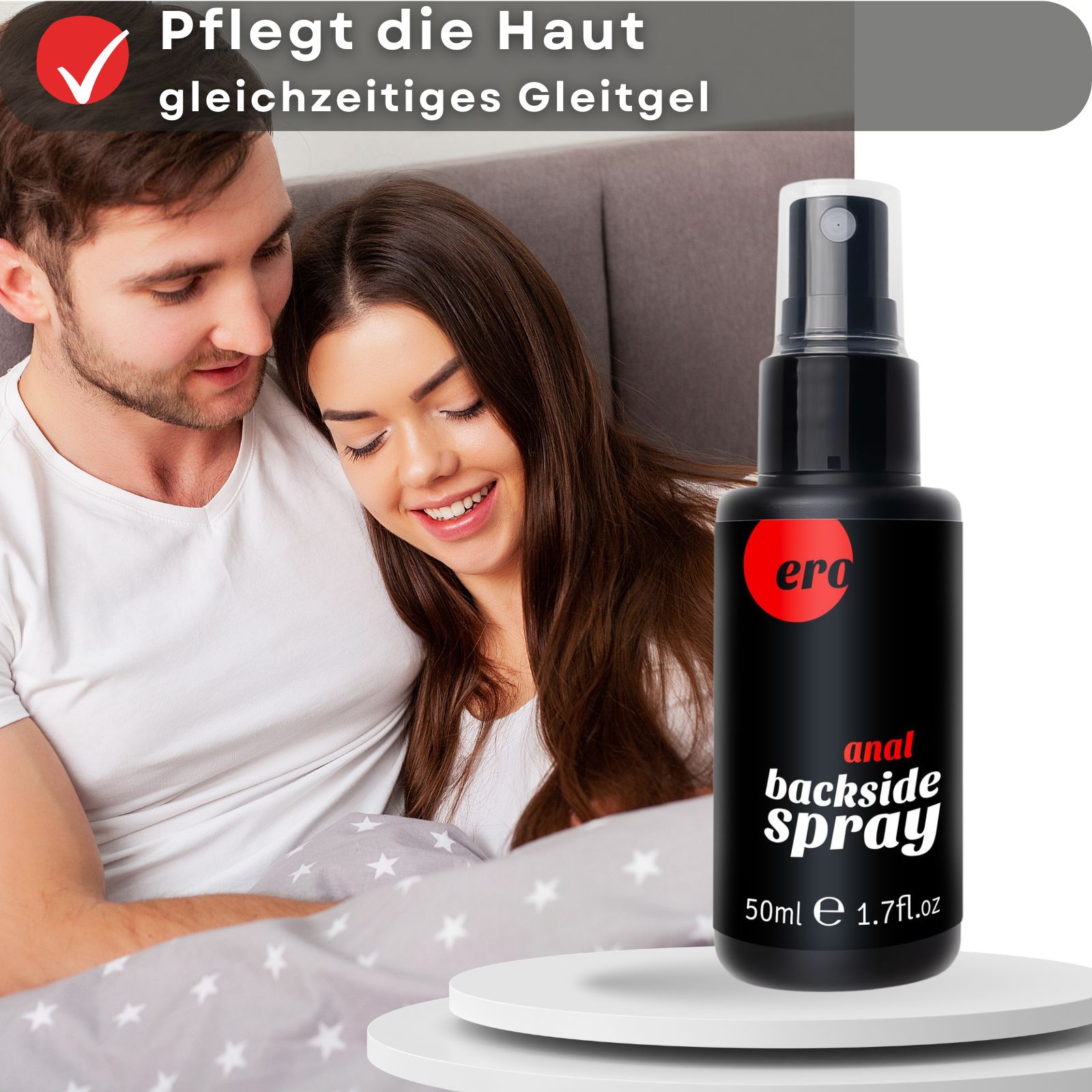 Schwarze Flasche mit Sprühkopf. Aufschrift: "ero anal backside spray". Paar im Bett. Text auf rotem Feld.