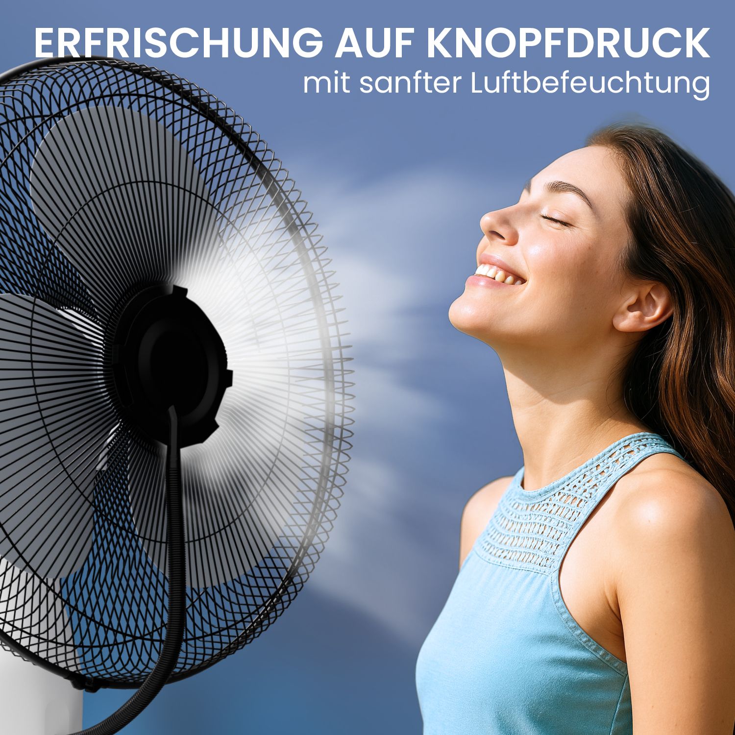 Frau im Freien, Gesicht im Nebel eines Standventilators. Blauer Hintergrund. Text: "ERFRISCHUNG AUF KNOPFDRUCK mit sanfter Luftbefeuchtung".