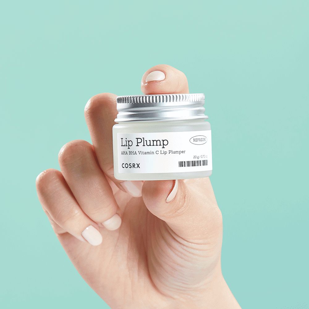 Hand hält einen COSRX AHA BHA Vitamin C Lip Plumper.