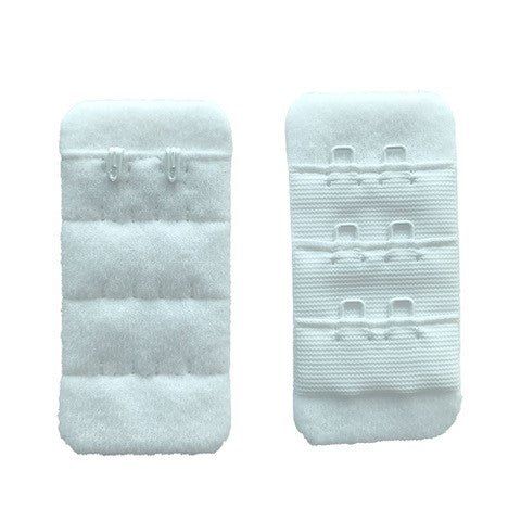 Zwei weiße BH-Verlängerungen. Eine mit zwei Haken, die andere mit drei Haken. Beide aus Stoff.