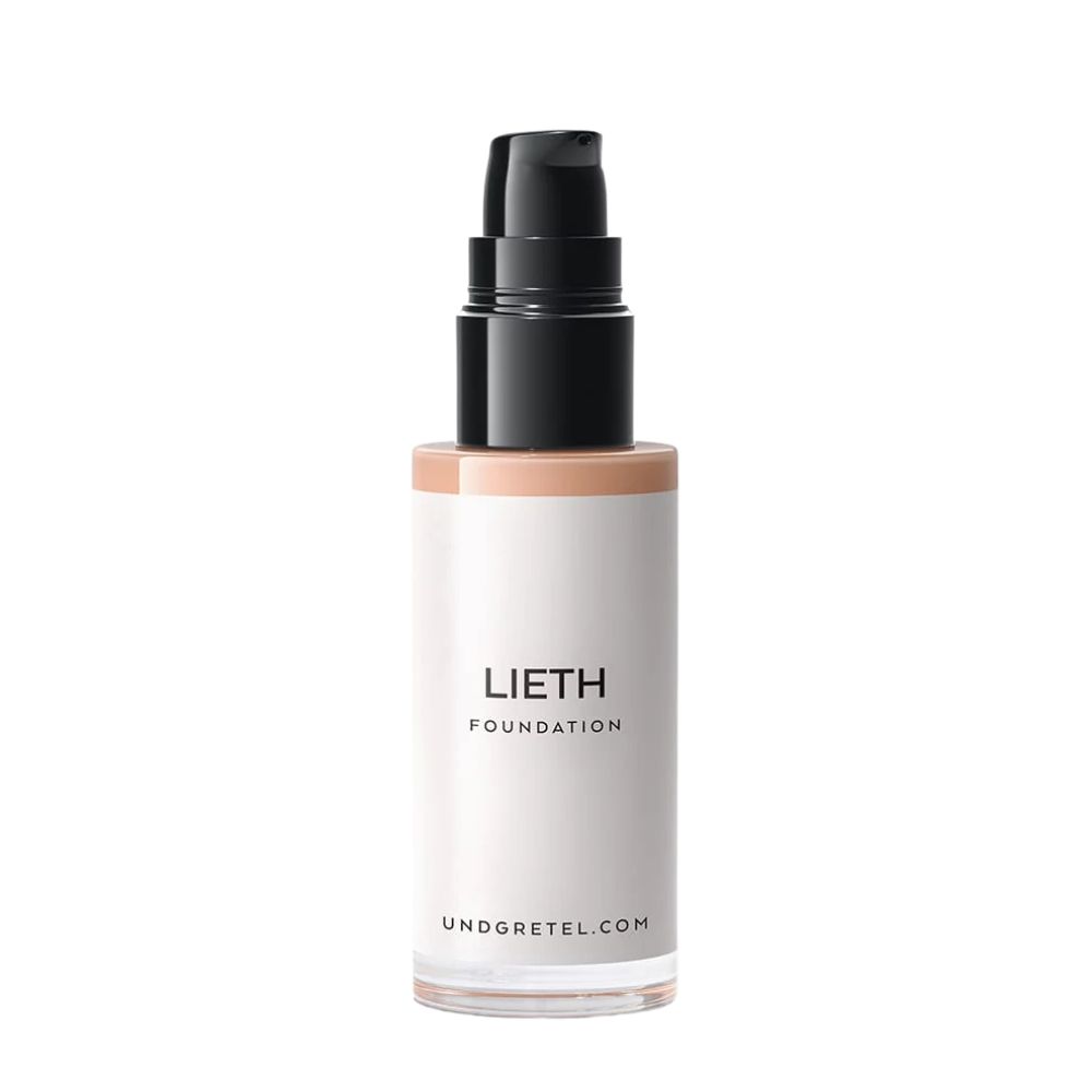 Lieth Foundation-Flasche mit schwarzem Pumpverschluss. Aufschrift: Lieth Foundation, undgretel.com.