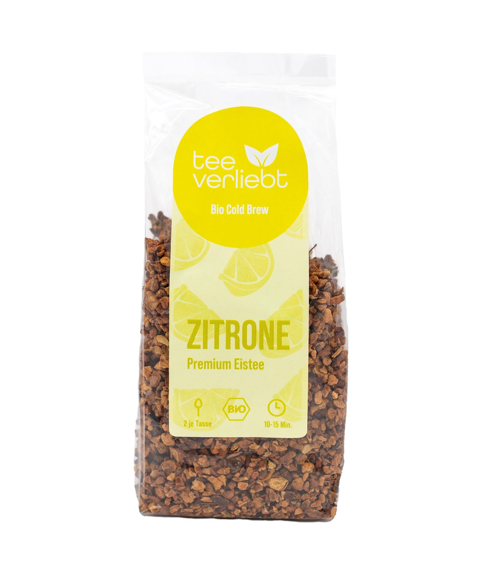 Klare Plastikverpackung mit gelbem Etikett. Aufschrift: teeverliebt, Zitrone, Premium Eistee, Bio Cold Brew. Bio-Siegel.