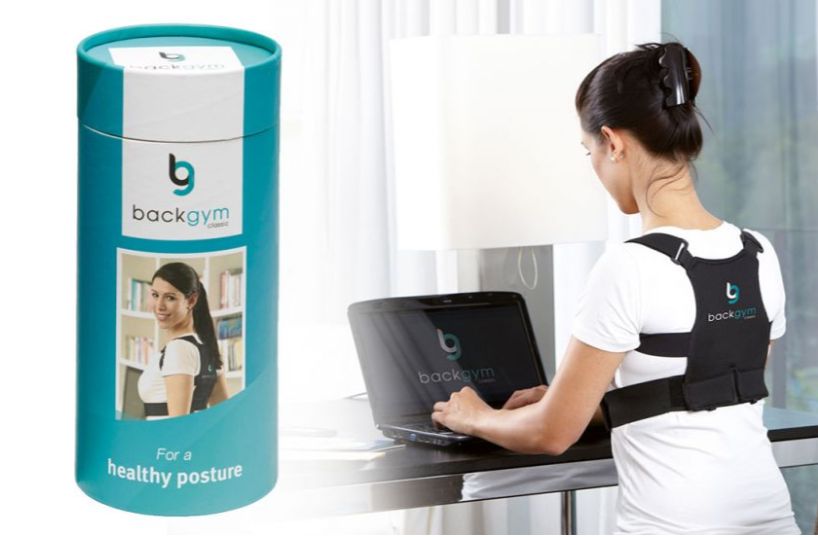 Zylindrische Verpackung und Frau mit schwarzer Haltungskorrekturweste. Auf der Verpackung steht "backgym" und "For a healthy posture".