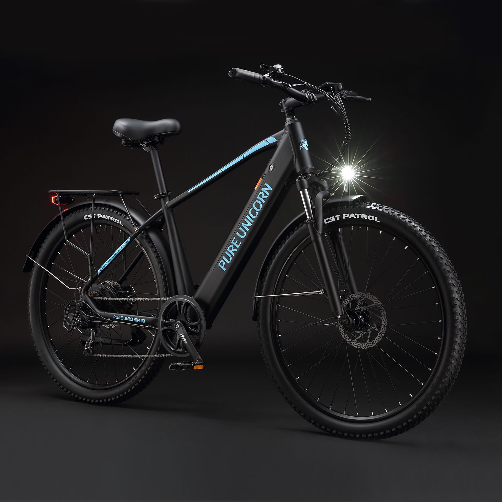Schwarzes E-Mountainbike mit Frontlicht. Sichtbar: PURE UNICORN Logo, CST PATROL Reifen, Rücklicht.