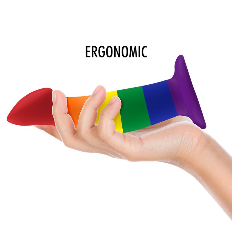 Regenbogenfarbiger Dildo in einer Hand gehalten. Ergonomisches Design.
