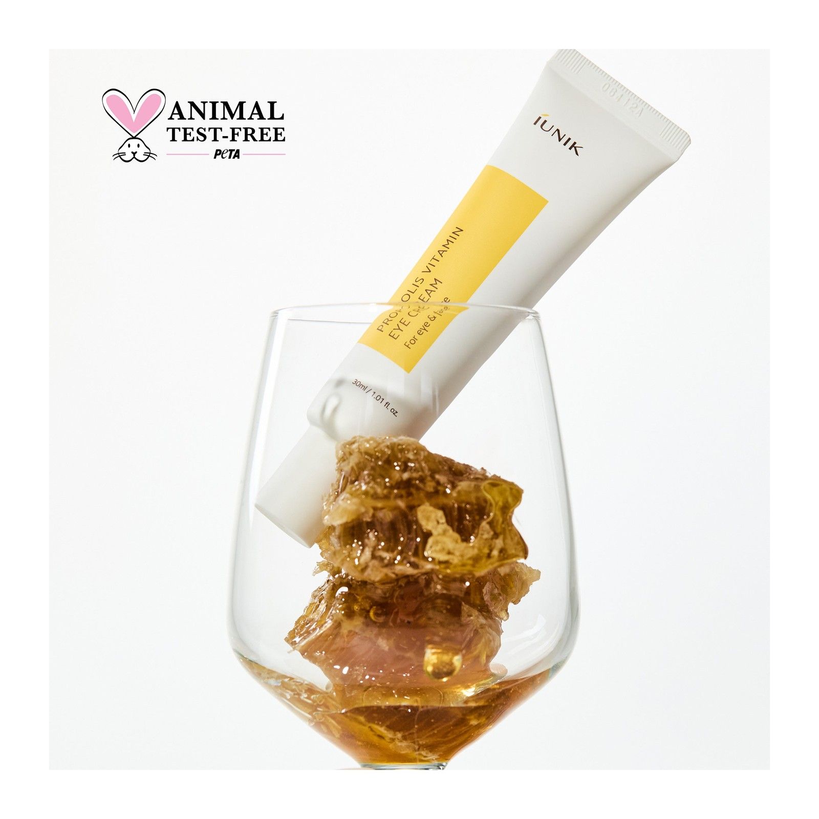 iUNIK Propolis Vitamin Eye Cream Tube in Glas mit Wabe und Honig. PETA-Siegel.