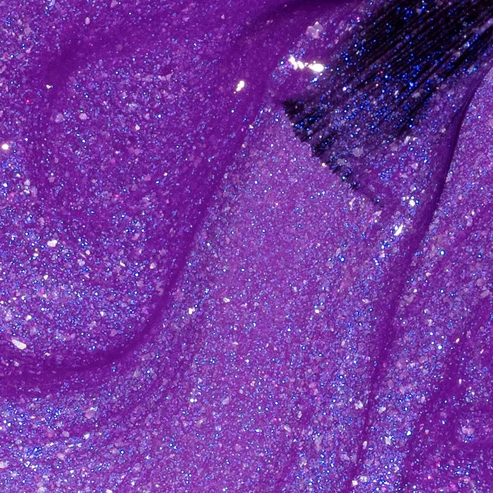 Lila Nagellack mit Glitzer. Der Pinsel ist teilweise sichtbar.